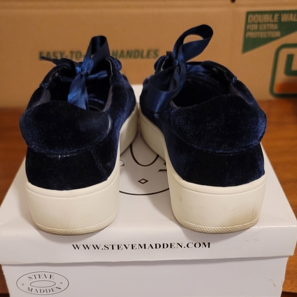 Steve Madden Bertie-v Sneakers - Picture 4 of 5